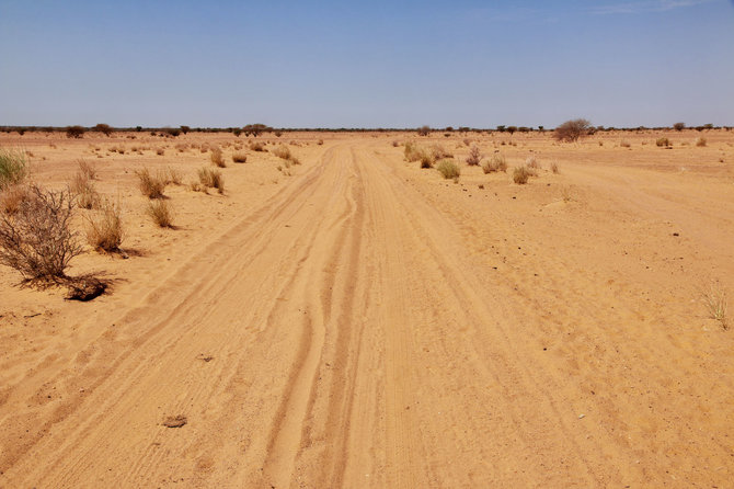 Dykumos kelias Sudane. Panašiu tektų važiuoti link Bir Tavilo