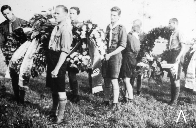 archivesofculture.com nuotr./Žuvusių „Lituanica“ lakūnų karstų išlydėjimas į Lietuvą. 1933 m. liepos 19 d.