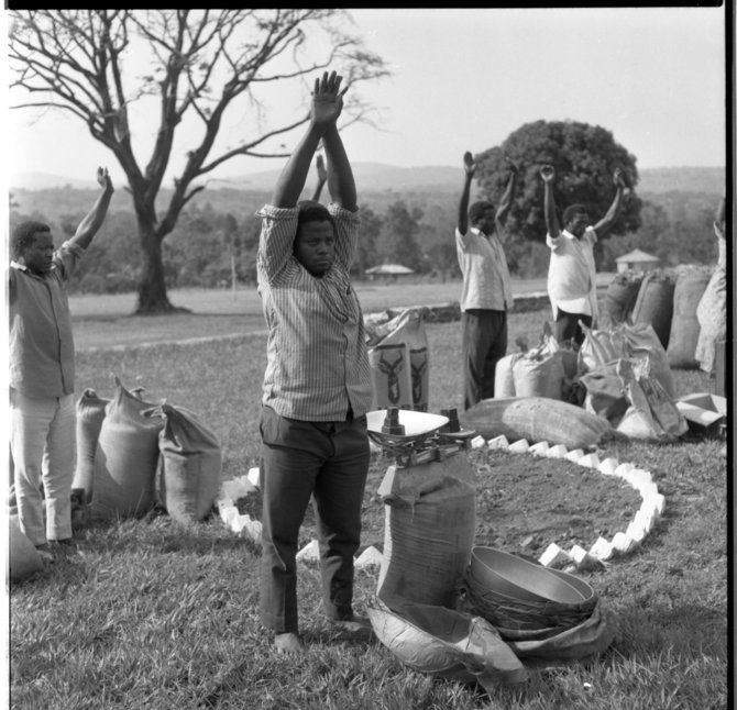 Ugandos nacionalinio transliuotojo nuotr./Prekeiviai, 1975 m. sulaikyti už prekių pardavinėjimą per aukštomis kainomis