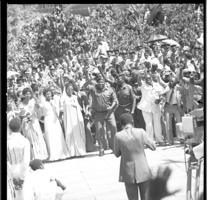 Ugandos nacionalinio transliuotojo nuotr./Idi Aminas ir jo šalininkų minia