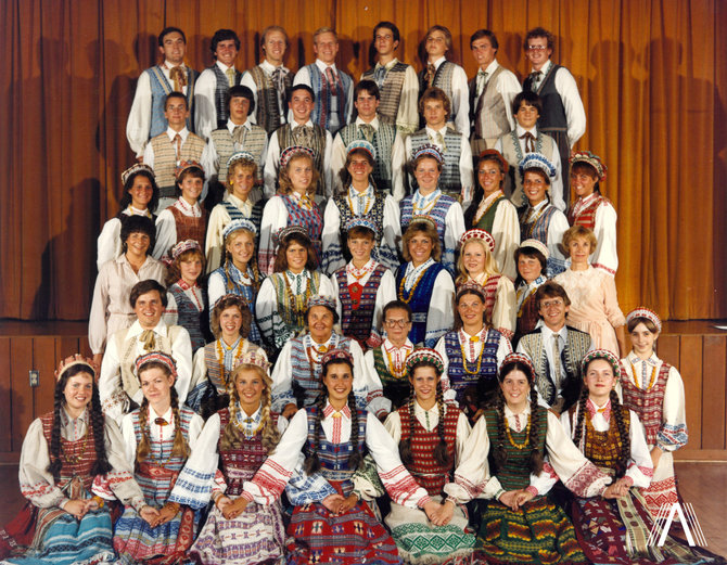 archivesofculture.com nuotr./Los Andželo lietuvių liaudies šokių ansamblis Spindulys, 1982 m. gastroliavęs Australijoje