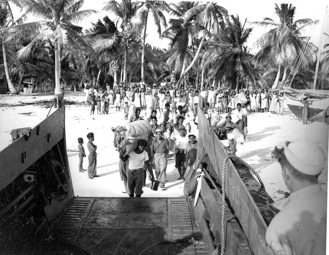 Wikimedia Commons nuotr./Maršalo salų gyventojai kraustosi iš Bikini atolo 1946 m.