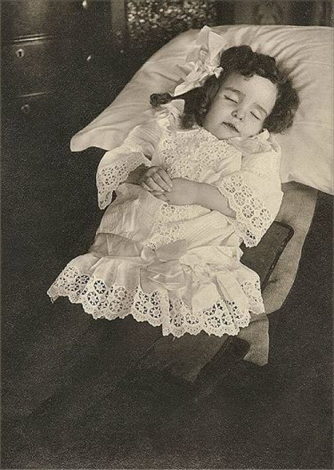 Wikimedia vartotojo Boatswain88 nuotr. / CC BY-SA 3.0/Pomirtinė mergaitės nuotrauka, daryta apie 1870 m. 