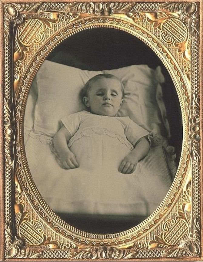 Wikimedia Commons nuotr./Miręs vaikas lovoje, apie 1850 m. daryta nuotrauka