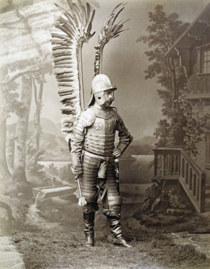 Pinterest nuotr./Žmogus su husarų šarvais ir rotmistro buzdyganu 1890 m. Varšuvoje. 