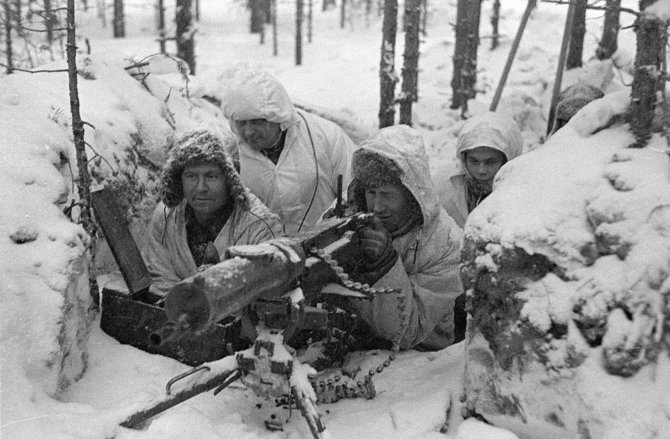 Suomių kareiviai ir kulkosvaidis Žiemos karo metu
