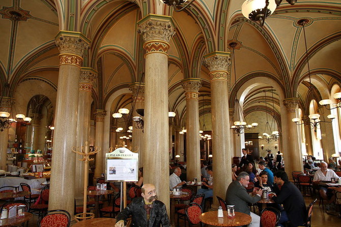 Claytono Tango / Wikipedia Commons nuotr. // CC BY-SA 3.0/Kavinės Vienoje „Cafe Central“, kurioje lankėsi Trockis ir Hitleris, interjeras