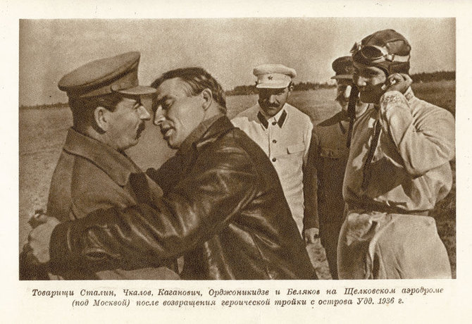 Discussionworldforum,com nuotr./Josifas Stalinas ir jį bučiuojantis lakūnas