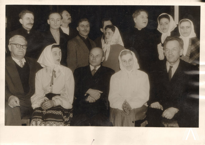 archivesofculture.com nuotr. / (iš kairės) A.Venclova, J. Baltušis, T Tilvytis su Anykščių liaudies teatro grupe po A. Vienuolio spektaklio „Prieblandoje“ 1962 m. 