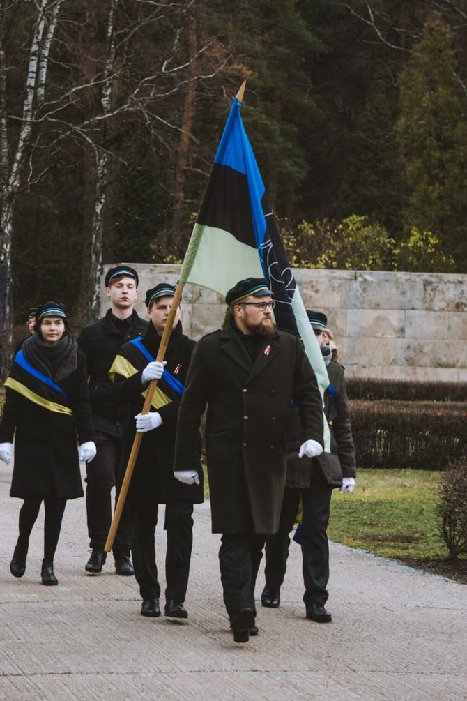 P.A.Stepavičiaus asmeninio archyvo nuotr./VU „Korp!Tilia“ Latvijos 100-mečio studentų korporantų eisenoje neša savo vėliavą, ryši vėliavininkų juostas, dėvi baltas progines pirštines ir tradicines kepurėles. 