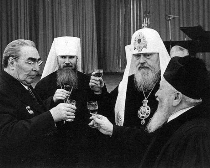 Wikimedia Commons nuotr. /Alkoholio vartojimas sovietmečiu, kairėje Leonidas Brežnevas