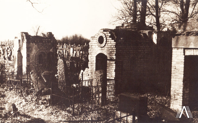 archivesofculture.com nuotr./Žydų kapinės Užupyje. Giminių laidojimo koplyčios. 1966 m.