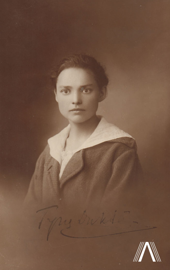 archivesofculture.com nuotr./Bronė Buivydaitė 1921 m.