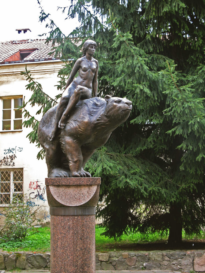 Puslapio „Neakivaizdinis Vilnius“ nuotr./Skulptūra „Medeinė“