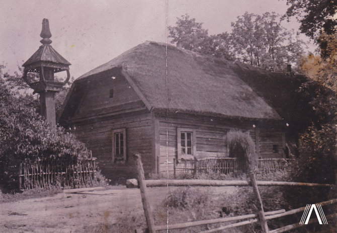archivesofculture.com nuotr./R. Kalpoko užfiksuotas gyvenamasis namas ir stogastulpis 1930 m. ekspedicijos metu