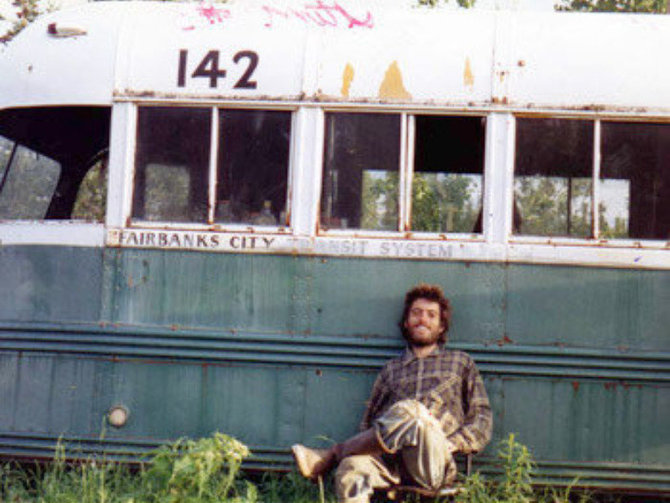 Wikipedia Commons nuotr./Chrisas McCandlessas prie autobuso