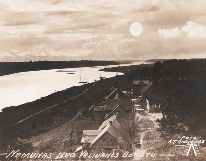 archivesofculture.com nuotr./Nemunas nuo Veliuonos piliakalnio. Antano Račiūno fotografija. Apie 1909 m.