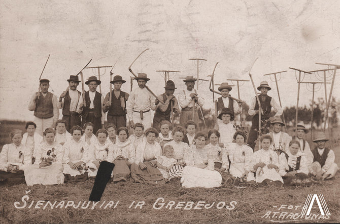 archivesofculture.com nuotr./Šienapjūtė Lietuvoje. Antano Račiūno fotografija. Apie 1909 m.