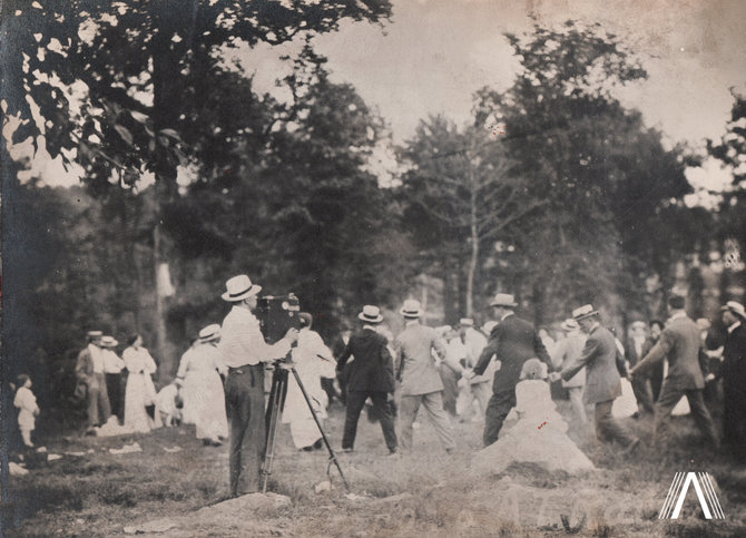 archivesofculture.com nuotr./Amerikos lietuvių liaudies rateliai. Prie kino kameros Antanas Račiūnas. Apie 1914 m.