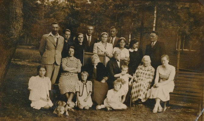  Panevėžio apskrities Gabrielės Petkevičaitės-Bitės viešoji biblioteka, Pavienių rankraščių fondas F8-752/Gabrielė Petkevičaitė-Bitė, Marija Galiauskaitė, pedagogai Juozas ir Felicija Sideravičiai, pedagogė Filomena Janušauskienė su vaikais ir kiti asmenys Berčiūnų kurorte. 1938 m.