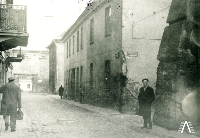 archivesofculture.com nuotr./V.Kauneckas prie namo Vilniuje, Savičiaus gatvėje, kur iki ją suimant naciams gyveno Ona Šimaitė.