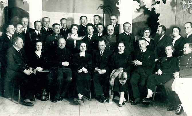archivesofculture.com nuotr./I. Simonaitytė su P. Babicku, L. Dovydėnu, Pr. Geniu, ir kt. literatūros vakaro Telšiuose metu [1937 m.]