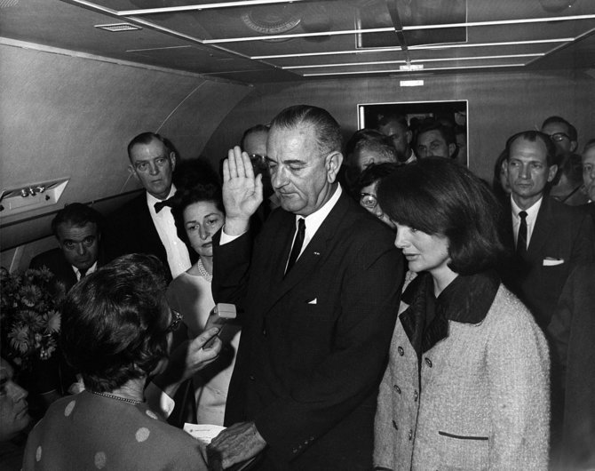 Wikimedia Commons nuotr./Lyndonas Johnsonas prisiekia