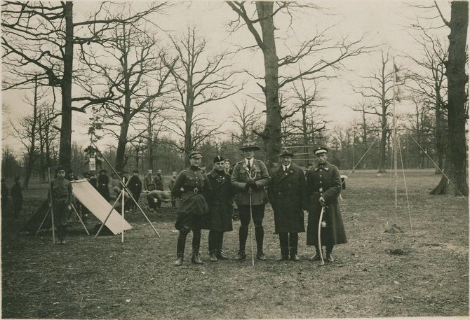 Nacionalinio M.K.Čiurlionio dailės muziejaus nuotr. /Kauno skautų tuntas švenčia Šv. Jurgio šventę Ąžuolyne 1923 m. kovas (Pirmas iš kairės Petras Jurgėla Jurgelevičius) 