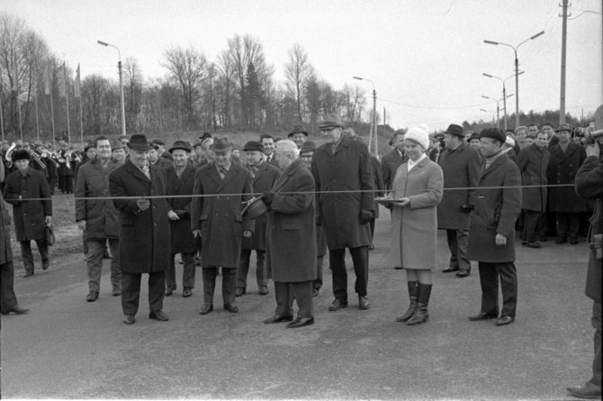 LCVA, 0-050519 /LSSR Ministrų tarybos pirmininko pirmasis pavaduotojas Ksaveras Kairys 1970 m. lapkričio 3 d. perkerpa juostelę, atidarant automagistralę Vilnius-Kaunas. 