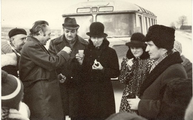 Panevėžio G.Petkevičaitės-Bitės viešosios bibliotekos nuotr./Panevėžio lėlių liaudies teatro kolektyvo viešnagė Jotainių kolūkyje, apie 1980