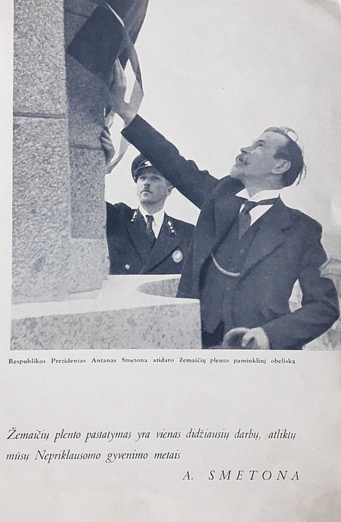 Nuotrauka iš 1940 m. knygos „Žemaičių plentas"/Antanas Smetona atidaro Žemaičių plento paminklinį obeliską