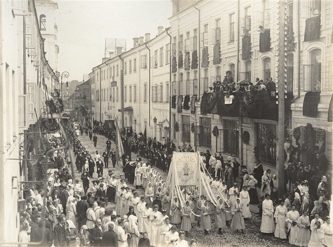 Lietuvos dailės muziejaus nuotr./Dievo Kūno procesija Dominikonų gatvėje. Autorius Jonas Hermanavičius, 1906.