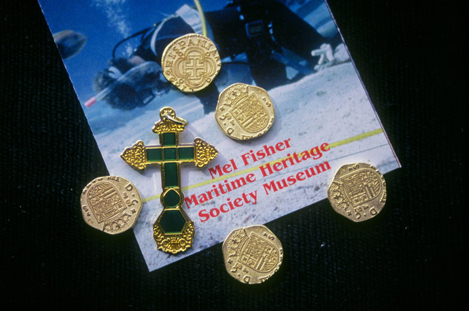 Vida Press nuotr./Auksiniai pinigai ir kryžius, rasti laive ir saugomi muziejuje