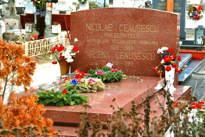 Wikimedia Commons nuotr./Nicolae Ceausescu ir jo žmonos Elenos kapas