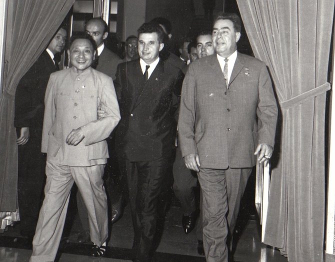 Wikimedia Commons nuotr./Nicolae Ceausescu su Deng Xiaopingu ir Leonidu Brežnevu