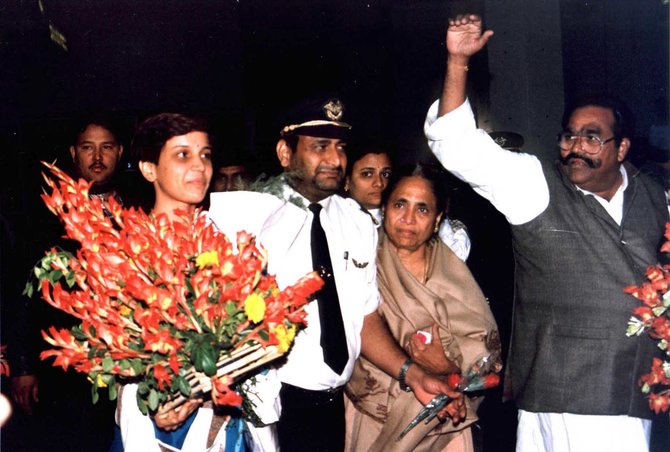 Vida Press nuotr./1999 m. užgrobto Indijos lėktuvo pilotas po išlaisvinimo Naujojo Delio oro uoste