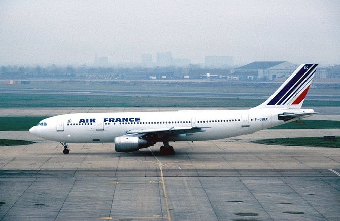 Wikimedia Commons nuotr./Lėktuvas, kuris vėliau buvo užgrobtas 1994 m. ir kuriuo teroristai planavo taranuoti Eifelio bokštą
