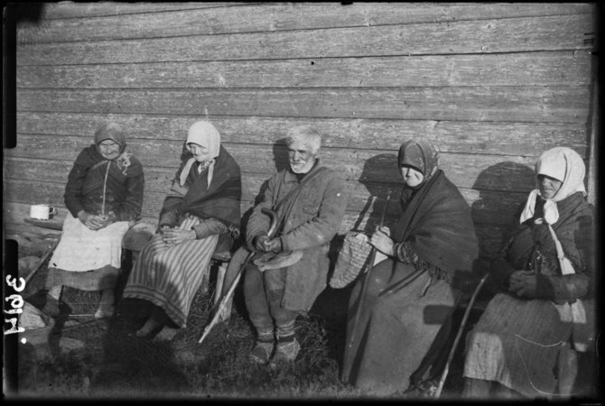 Jurgio Dovydaičio / Nacionalinio M.K.Čiurlionio dailės muziejaus nuotr./Elgetų grupė, pasiruošusi keliauti į Šv. Roko atlaidus, 1932 m.