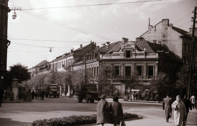 Kauno miesto muziejaus fondų nuotr. /L. Čarniui ir A. Svirskiui priklausę namai dabartinių Vilniaus ir Šv. Gertrūdos gatvių sandūroje. 1964 m.