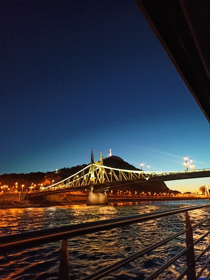 Simono Jazavitos nuotr./Laisvės tiltas nuo upės