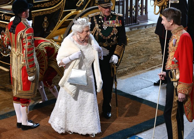 AFP/„Scanpix“ nuotr./Karalienė Elžbieta II 2015 m. Lordas kamerdineris su baltąja lazda – nuotraukos dešinėje