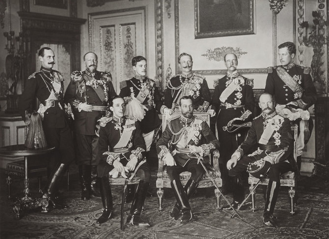 Wikimedia Commons / Public Domain pav./Devyni monarchai vienoje nuotraukoje prieš karaliaus Edvardo VII laidotuves, 1910 m. 