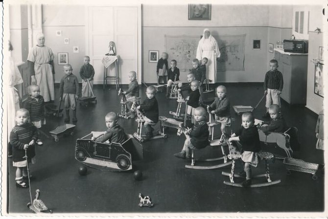 Kauno miesto muziejaus fondų nuotr. /Žaidžiantys vaikai „Pieno lašo“ draugijos darželyje. 1938 m. 