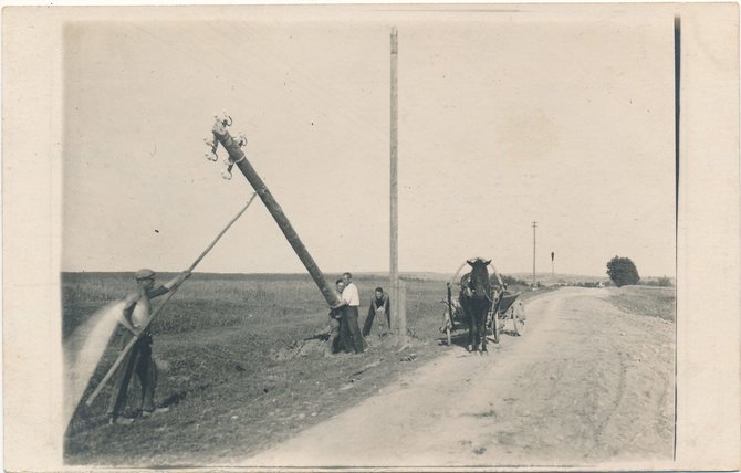Kauno miesto muziejaus fondų nuotr. / Telefonizacijos darbai į Žiežmarių pusę. 1932 m. 