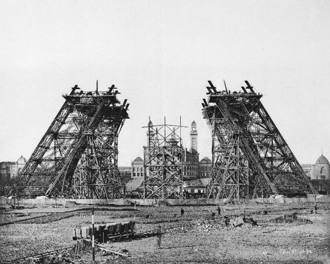 Wikimedia Commons / Public Domain nuotr./Eifelio bokšto „kojų“ statyba, 1887 m.