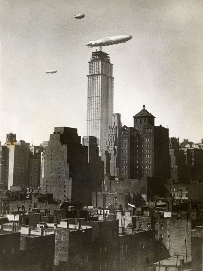 Wikimedia Commons / Nacionalinio archyvo nuotr./Empire State Building dangoraižio statyba 1930 m. Virš jo matyti dirižabliai