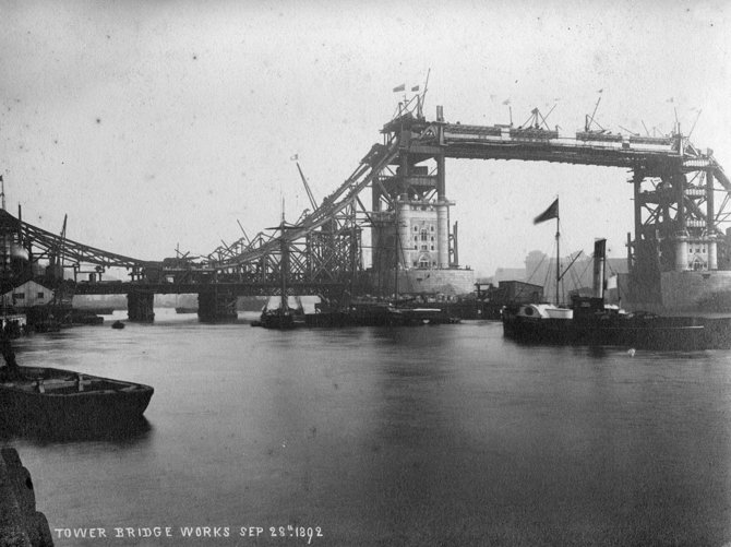 Wikimedia Commons / Public Domain nuotr./Londono Tauerio tilto statybos 1892 m. 