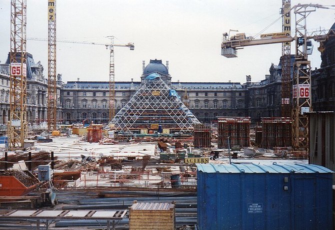  Joseolgon / Wikimedia Commons nuotr. / CC BY-SA 3.0 /Luvro piramidės statybos 1987 m.