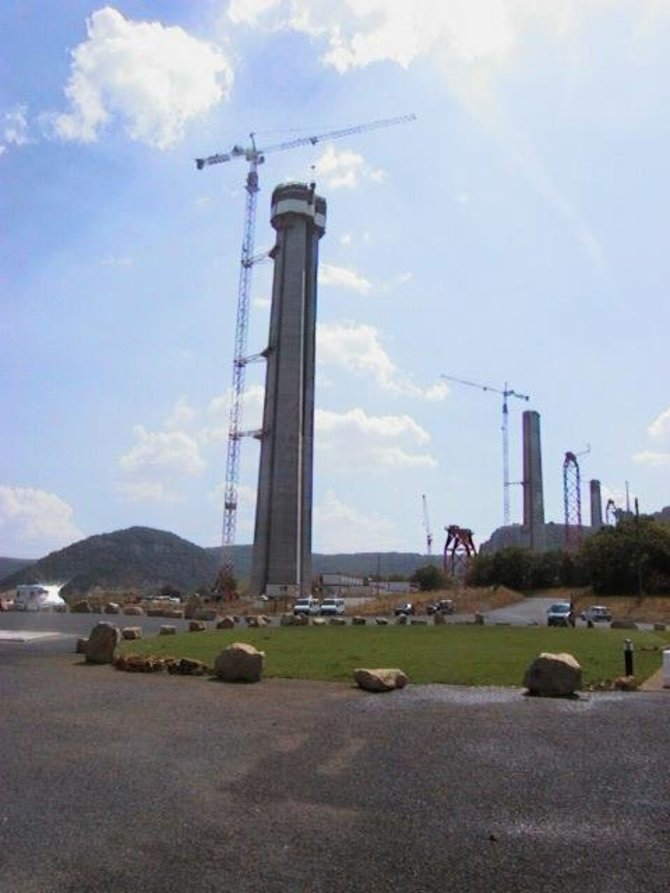 Wikimedia Commons / Public Domain nuotr./Aukščiausio pasaulyje Millau viaduko statybos