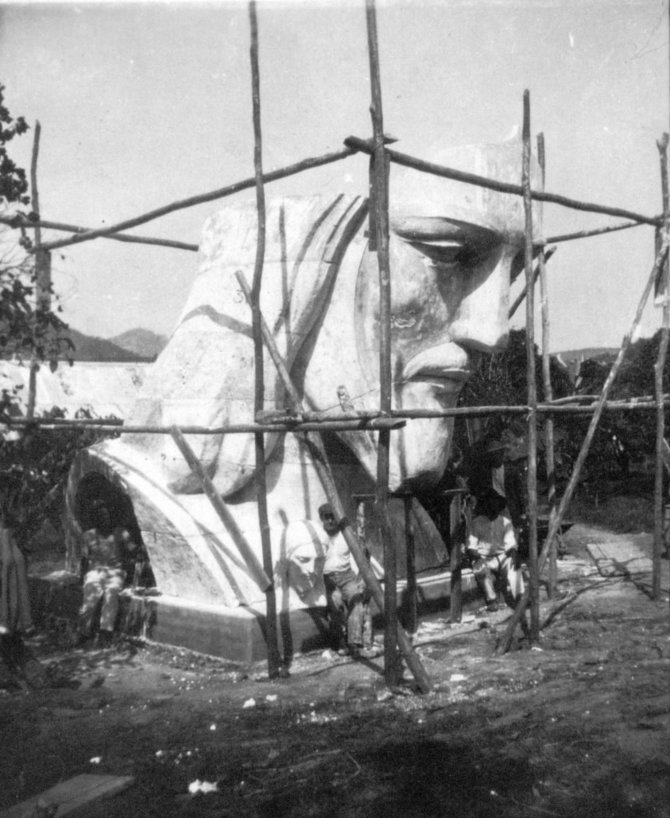 Rio de Žaneiro Kristaus atpirkėjo statulos galva dar ant žemės, 1929 m.